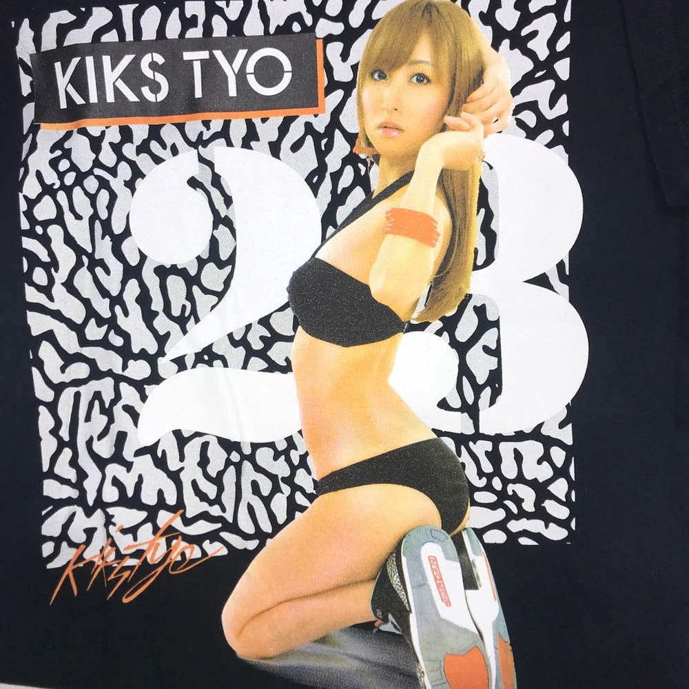 T-Shirt - Picture 2 of 3
